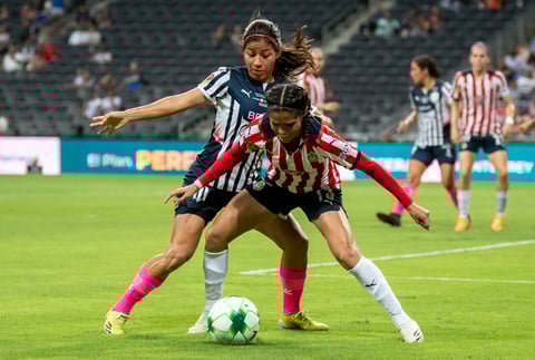 AME3711. MONTERREY (MÉXICO), 30/05/2022.- Alejandra Calderon (atrás) de Rayadas de Monterrey disputa el balón con Joseline Montoya (adelante) de Chivas de Guadalajara hoy, durante el partido de vuelta correspondiente al campeón de Campeones de la Liga Femenil Mx celebrado en el estadio BBVA de la ciudad de Monterrey (México). EFE/Miguel Sierra