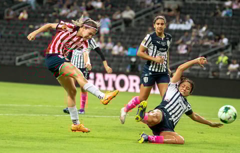 AME3711. MONTERREY (MÉXICO), 30/05/2022.- Rebeca Bernal (d) de Rayadas de Monterrey disputa el balón con Kinberly Guzman (i) de Chivas de Guadalajara hoy, durante el partido de vuelta correspondiente al campeón de Campeones de la Liga Femenil Mx celebrado en el estadio BBVA de la ciudad de Monterrey (México). EFE/Miguel Sierra