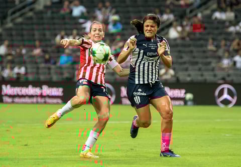 AME3711. MONTERREY (MÉXICO), 30/05/2022.- Rebeca Bernal (d) de Rayadas de Monterrey disputa el balón con Kinberly Guzman (i) de Chivas de Guadalajara hoy, durante el partido de vuelta correspondiente al campeón de Campeones de la Liga Femenil Mx celebrado en el estadio BBVA de la ciudad de Monterrey (México). EFE/Miguel Sierra