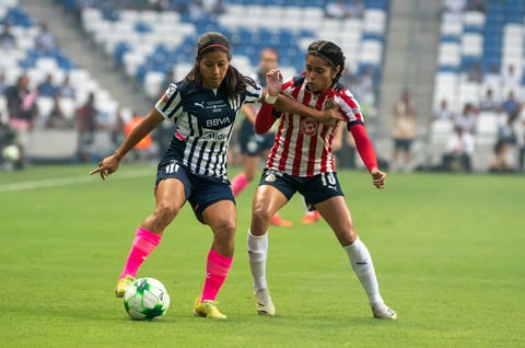 AME3711. MONTERREY (MÉXICO), 30/05/2022.- Alejandra Calderon (i) de Rayadas de Monterrey disputa el balón con Joseline Montoya (d) de Chivas de Guadalajara hoy, lunes 30 de mayo de 2022, durante el partido de vuelta correspondiente al campeón de Campeones de la Liga Femenil Mx celebrado en el estadio BBVA de la ciudad de Monterrey (México). EFE/Miguel SierraEFE/Miguel Sierra
