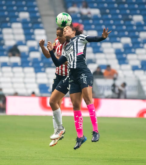 AME3711. MONTERREY (MÉXICO), 30/05/2022.- Diana Garcia (d) de Rayadas de Monterrey disputa el balón con Casandra Montero (i) de Chivas de Guadalajara hoy, lunes 30 de mayo de 2022, durante el partido de vuelta correspondiente al campeón de Campeones de la Liga Femenil Mx celebrado en el estadio BBVA de la ciudad de Monterrey (México). EFE/Miguel Sierra