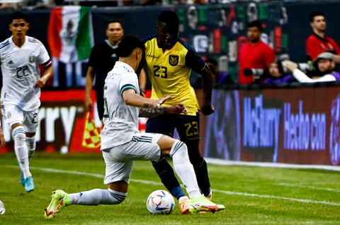 AME4843. CHICAGO (ESTADOS UNIDOS), 05/06/2022.- Jorge Sánchez Ramos (i) de México disputa un balón ante Moises Caicedo Corozo de Ecuador hoy, durante un partido amistoso de fútbol entre México y Ecuador, hoy en el Estadio Soldier Field, Chicago, Illinois (EE.UU.). EFE/ Matt Marton