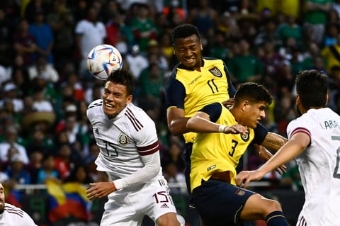 AME4843. CHICAGO (ESTADOS UNIDOS), 05/06/2022.- Héctor Moreno (i) de México disputa un balón ante Michael Estrada Martínez y Piero Hincapie Reyna (d) de Ecuador hoy, durante un partido amistoso de fútbol entre México y Ecuador, hoy en el Estadio Soldier Field, Chicago, Illinois (EE.UU.). EFE/ Matt Marton