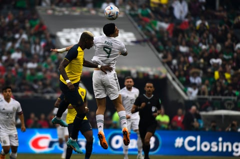 AME4843. CHICAGO (ESTADOS UNIDOS), 05/06/2022.- Raúl Jiménez (d) de México disputa un balón ante Robert Abel Arboleda de Ecuador hoy, durante un partido amistoso de fútbol entre México y Ecuador, hoy en el Estadio Soldier Field, Chicago, Illinois (EE.UU.). EFE/ Matt Marton
