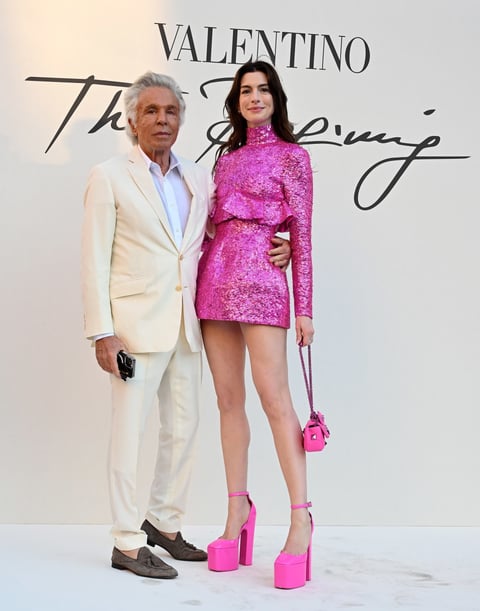 Anne Hathaway impacta con minivestido rosa muy al estilo de Barbie
