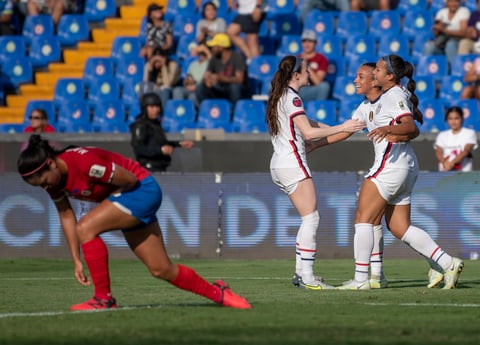Estados Unidos golea a Costa Rica y sigue en la pelea por ir directo a París