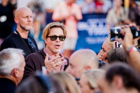 Brad Pitt llega en falda a la premier de Bullet Train