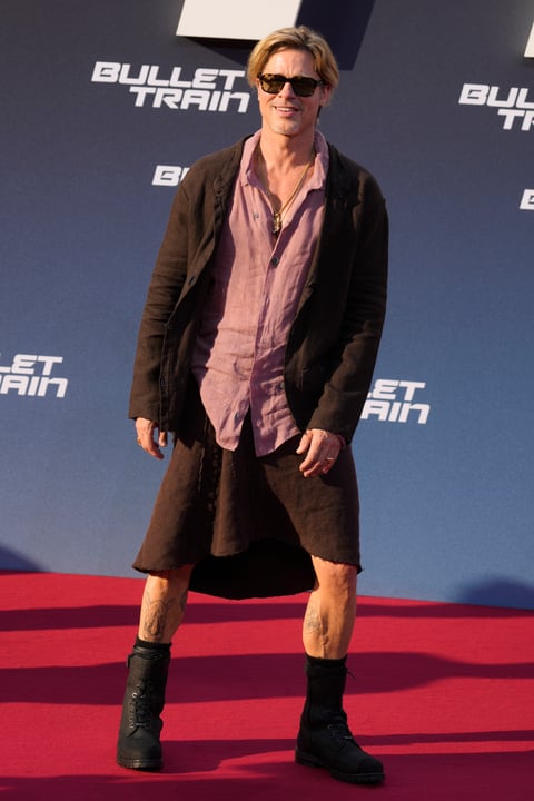 Brad Pitt llega en falda a la premier de Bullet Train