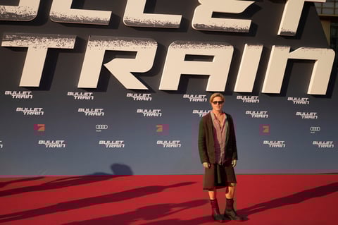 Brad Pitt llega en falda a la premier de Bullet Train