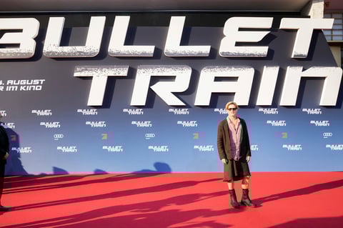 Brad Pitt llega en falda a la premier de Bullet Train