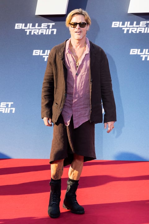 Brad Pitt llega en falda a la premier de Bullet Train