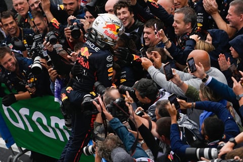 Max Verstappen gana Gran Premio de Hungría, 'Checo' queda en quinto lugar