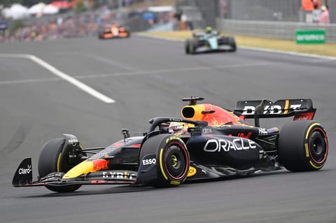 Max Verstappen gana Gran Premio de Hungría, 'Checo' queda en quinto lugar