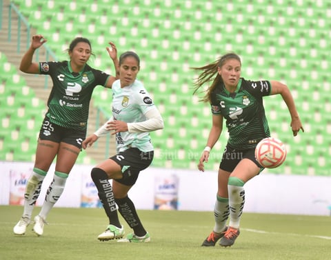 Tropiezan Guerreras de Santos Laguna ante León Femenil