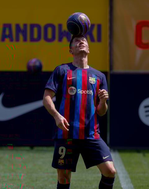 Barcelona presenta a Lewandowski en el Camp Nou