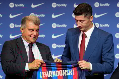 Barcelona presenta a Lewandowski en el Camp Nou