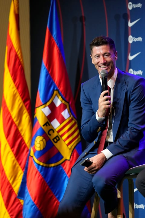 Barcelona presenta a Lewandowski en el Camp Nou