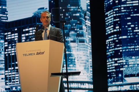 Los 10 mil becarios de Fundación TELMEX Telcel se dan cita en el Auditorio Nacional.