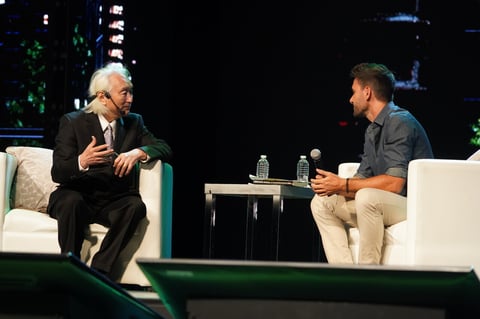 Los 10 mil becarios de Fundación TELMEX Telcel se dan cita en el Auditorio Nacional.