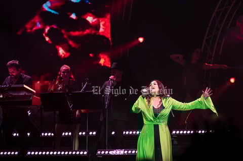 Yuridia y Torreón viven un tórrido romance