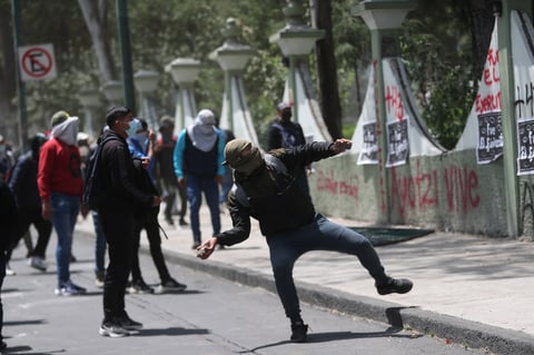 Termina manifestación por los 43 de Ayotzinapa en choques entre policías y normalistas