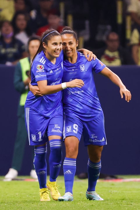 MEX00. CIUDAD DE MÉXICO (MÉXICO), 11/11/2022.- La jugadora de Tigres Lizbeth Ovalle (i) celebra con Sandra Mayor (d) tras una anotación ante América hoy, durante la ida de la final del Torneo Apertura del fútbol femenino mexicano en el Estadio Azteca de la Ciudad de México (México). EFE/José Méndez