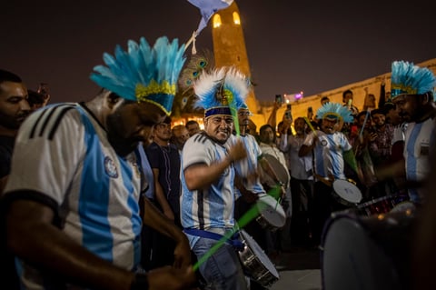 Aficionados de diferentes naciones empiezan a inundar las calles del país del Medio Oriente