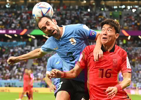 Uruguay y Corea del Sur empatan a cero en su debut