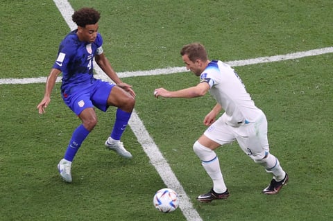Al Khor (Qatar), 25/11/2022.- Harry Kane of England (R) in action against Tyler Adams of the US (L) during the FIFA World Cup 2022 group B soccer match between England and the USA at Al Bayt Stadium in Al Khor, Qatar, 25 November 2022. (Mundial de Fútbol, Estados Unidos, Catar) EFE/EPA/Mohamed Messara