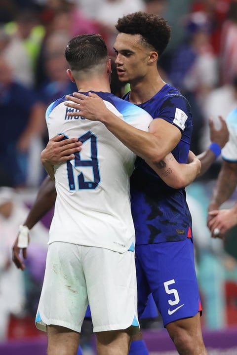 Al Khor (Qatar), 25/11/2022.- Antonee Robinson (R) of the US embraces Mason Mount of England after the FIFA World Cup 2022 group B soccer match between England and the USA at Al Bayt Stadium in Al Khor, Qatar, 25 November 2022. (Mundial de Fútbol, Estados Unidos, Catar) EFE/EPA/Ali Haider