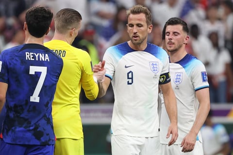 Al Khor (Qatar), 25/11/2022.- Harry Kane (2-R) of England reacts after the FIFA World Cup 2022 group B soccer match between England and the USA at Al Bayt Stadium in Al Khor, Qatar, 25 November 2022. (Mundial de Fútbol, Estados Unidos, Catar) EFE/EPA/Ali Haider
