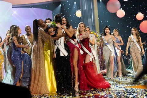 EUA gana la edición 71 de Miss Universo: R'Bonney Gabriel es la nueva reina de belleza universal