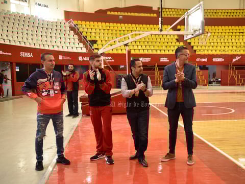 Presentan a jugadores de los Toros Laguna