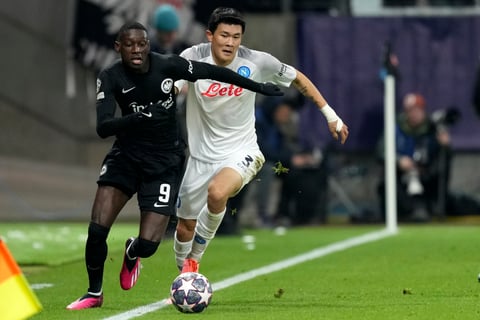 Napoli gana con ayuda de Hirving Lozano en ida de Octavos