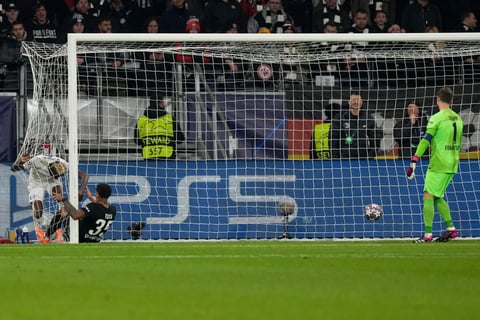 Napoli gana con ayuda de Hirving Lozano en ida de Octavos
