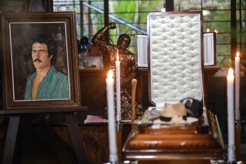 -FOTODELDÍA- MEX1391.ACAPULCO (MÉXICO), 05/04/2023.- Fotografía del velorio del actor Andrés García, hoy, en Acapulco, en el estado de Guerrero (México). Entre coronas de flores, familia y amigos es como se está llevando a cabo este miércoles el velorio del primer actor dominico-mexicano Andrés García tras darse a conocer su fallecimiento el día de ayer, en casa de su esposa Margarita Portillo en la ciudad costera de Acapulco, en el sureño estado de Guerrero, lugar donde radicó durante sus últimos años de vida. EFE/ David Guzmán
