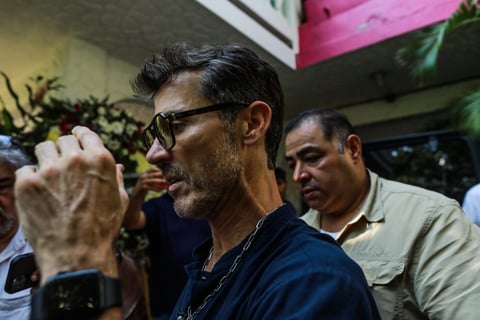 Entre coronas de flores, familia y amigos es como se está llevando a cabo este miércoles el velorio del primer actor dominico-mexicano