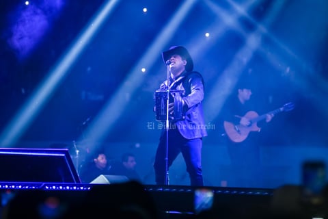 Alfredo Olivas se presentó en el Coliseo Centenario de Torreón.