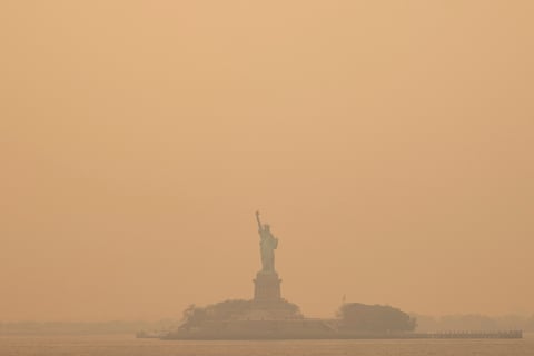 Biden pide a estadounidenses protegerse de humo por incendios forestales en Canadá