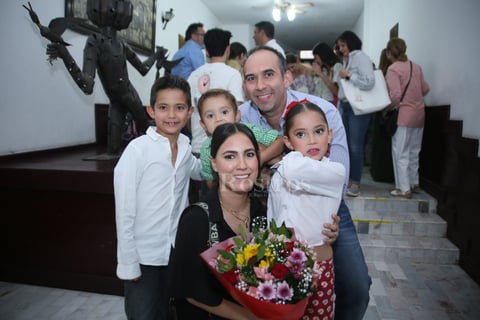 Pequeñas bailan en festival