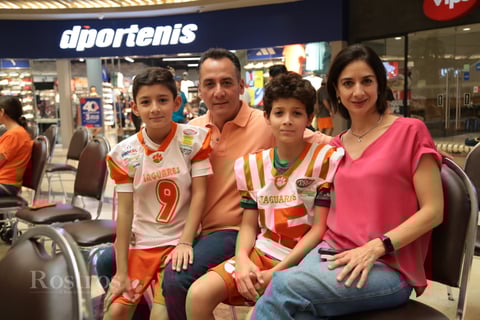 -Diego, Fer, Emilio y Laura.