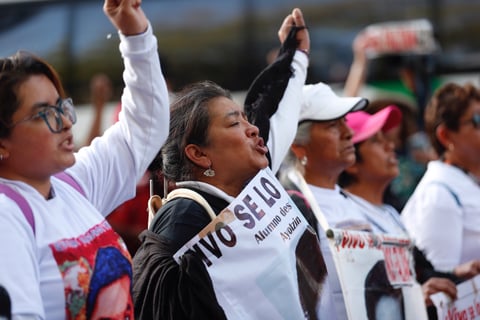 Miles marchan en CDMX en el 9 aniversario de la desaparición de los 43 de Ayotzinapa