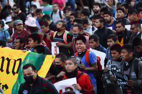 Miles marchan en CDMX en el 9 aniversario de la desaparición de los 43 de Ayotzinapa