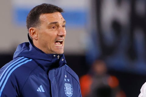 AMDEP435. BUENOS AIRES (ARGENTINA), 12/10/2023.- El seleccionador de Argentina Lionel Scaloni reacciona hoy, en un partido de las Eliminatorias Sudamericanas para la Copa Mundial de Fútbol 2026 entre Argentina y Paraguay en el estadio Más Monumental en Buenos Aires (Argentina). EFE/ Juan Ignacio Roncoroni