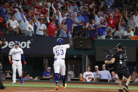Astros vence a Rangers y se emparejan en la Serie