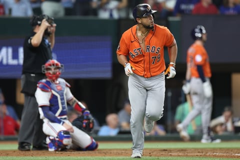 Astros vence a Rangers y se emparejan en la Serie