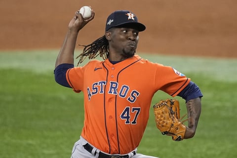 Astros vence a Rangers y se emparejan en la Serie