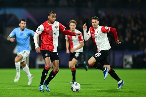 El delantero mexicano marcó un doblete en su primer partido de Champions League