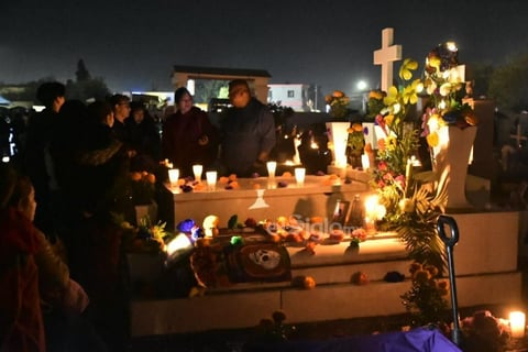 Unas 15 mil personas visitan el panteón Guadalupe de Monclova en la noche