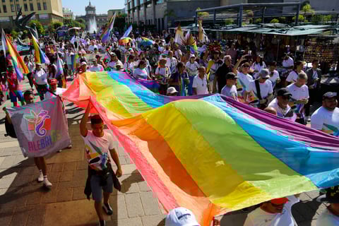Decenas de deportistas caminan en calles de Guadalajara para dar comienzo a los Gay Games 2023